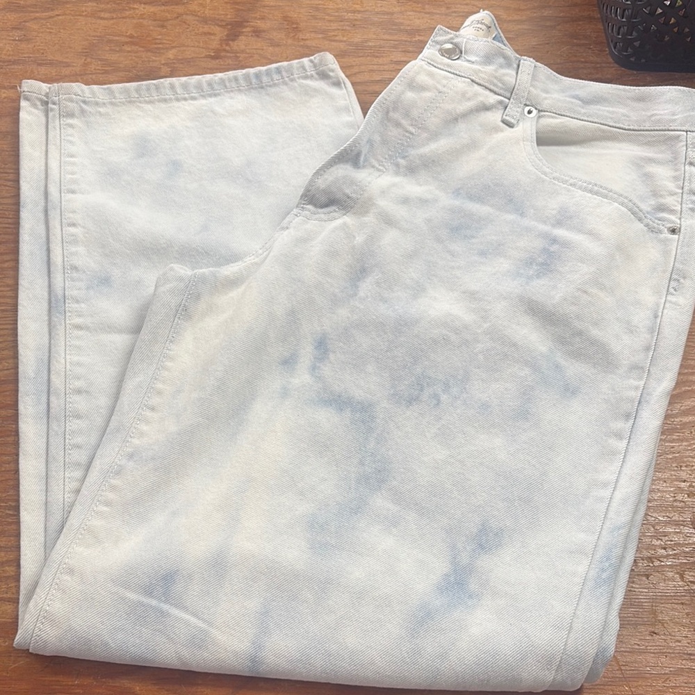 Women’s wide leg light wash jeans